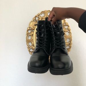 Blk combat boots. 🖤